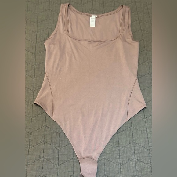 lululemon athletica Tops - lululemon athletica Dusty Muave Scoop Neck Bodysuit